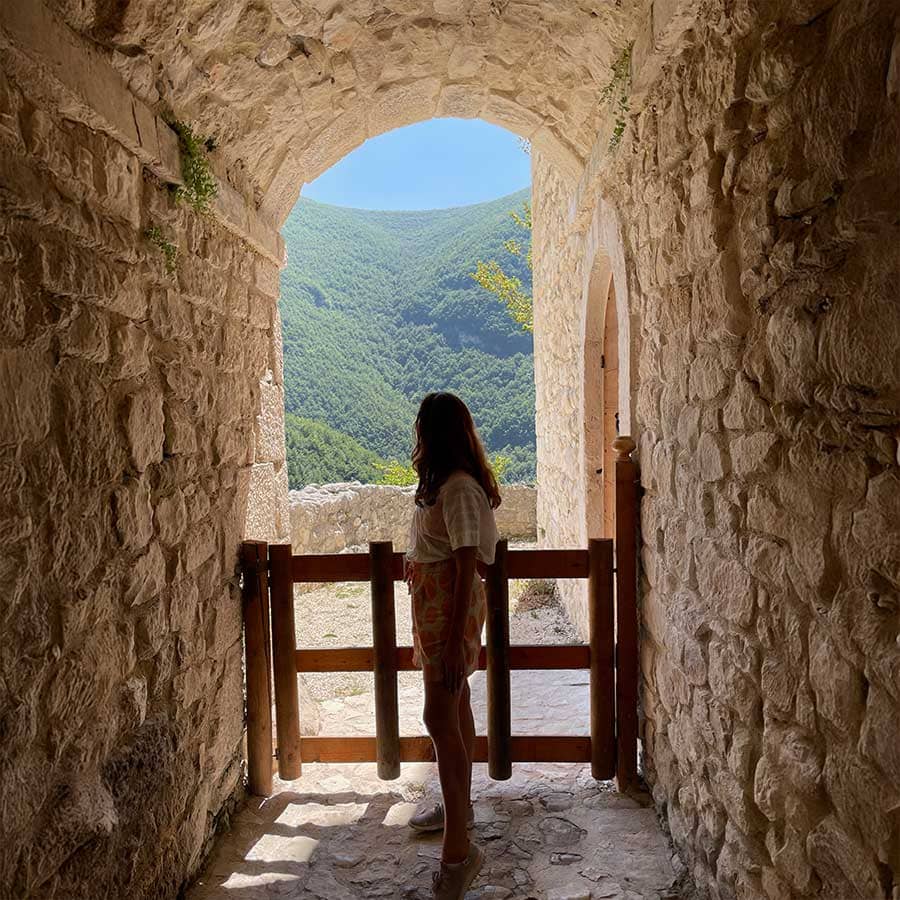 Diseño de valla con vista al arco para viajes