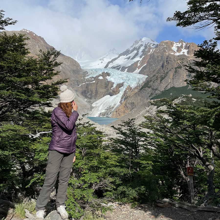Diseño de viaje con vistas a la montaña.