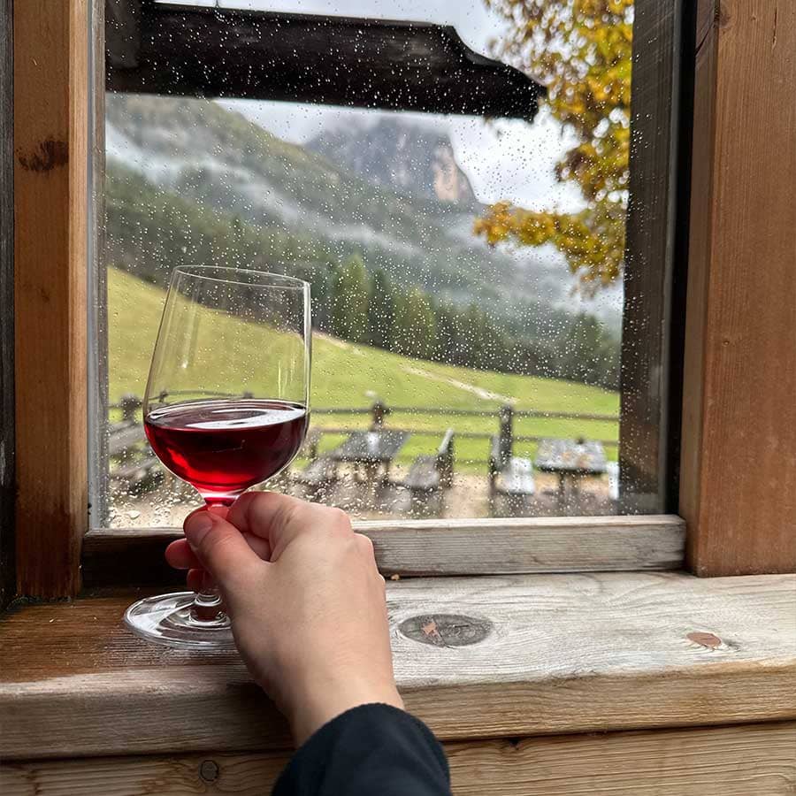 diseño de viaje de chalet de vino de montaña