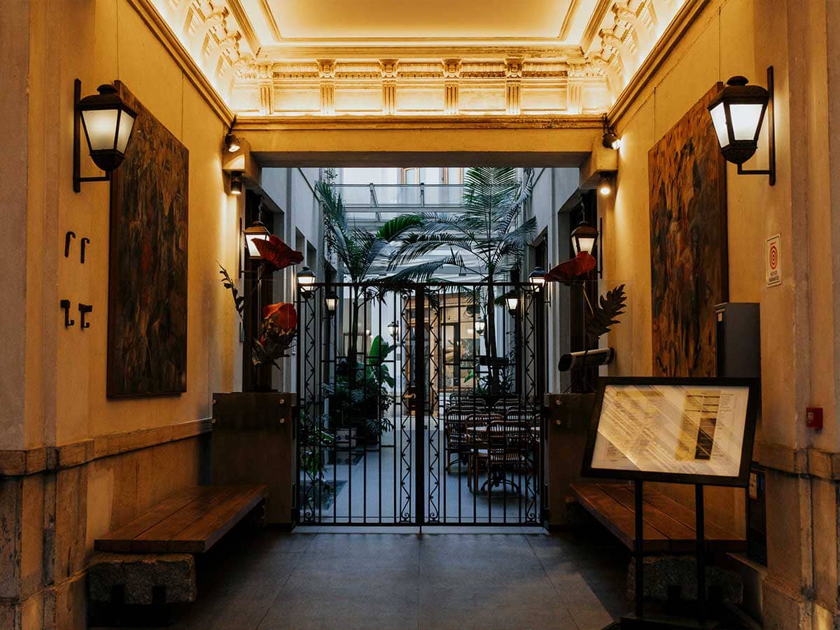 Pasaje parisino con sótanos coloniales