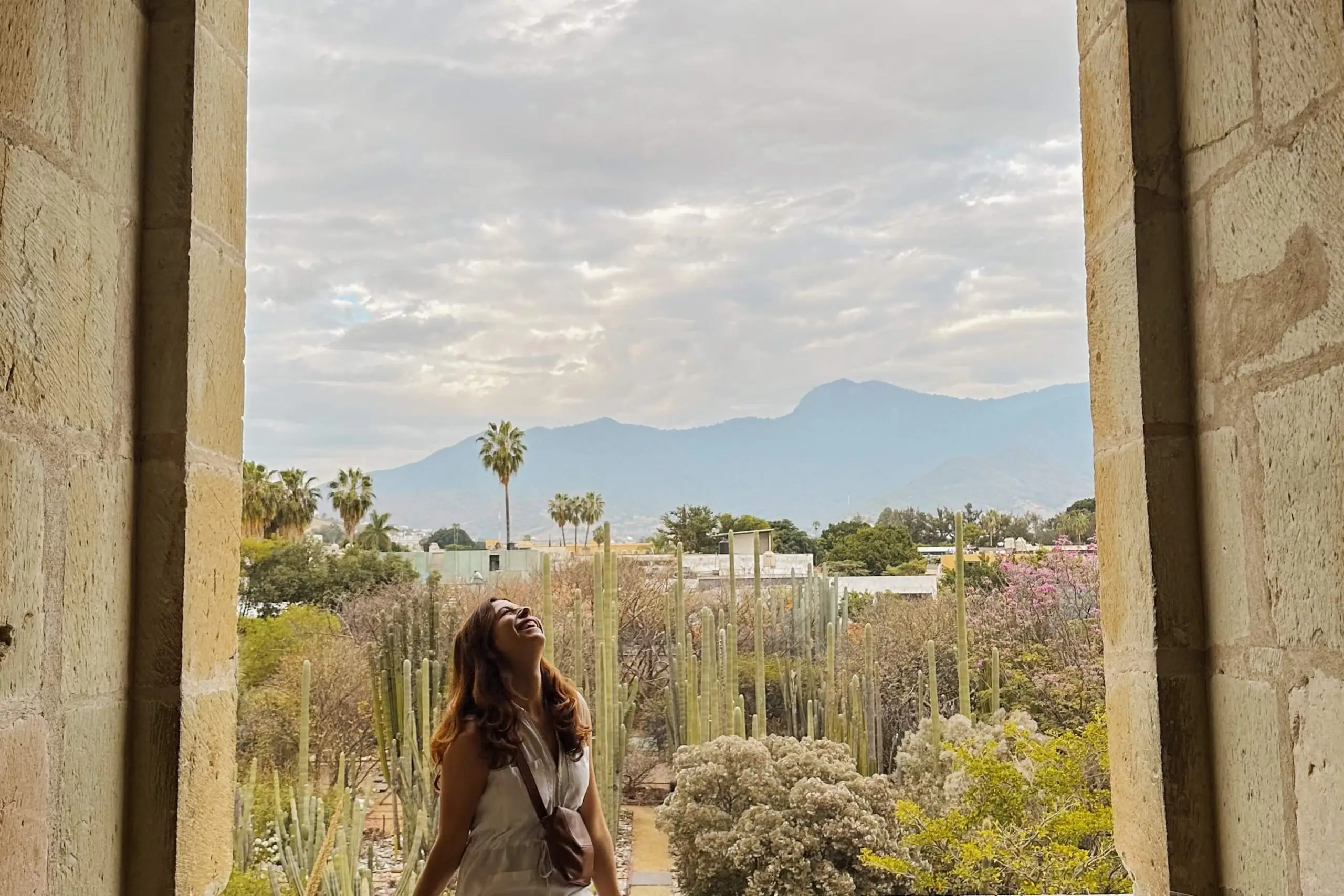 Mujeres en una ventana antigua frente al jardín botánico de Oaxaca